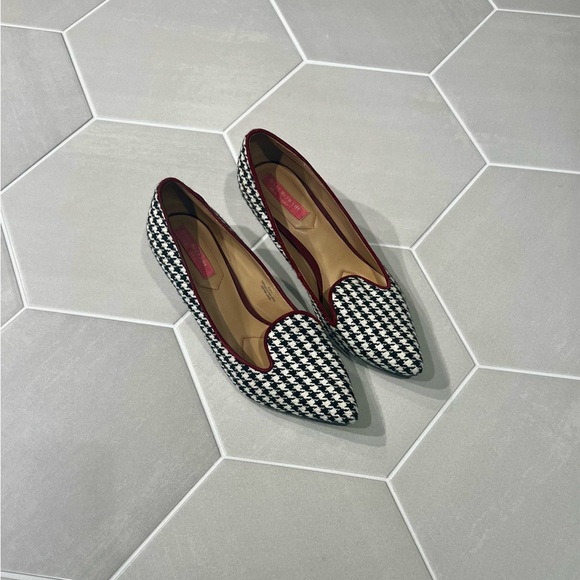 Isaac Mizrahi Black & White Houndstooth Pumps with Burgundy Trim - Picture 3 of 4